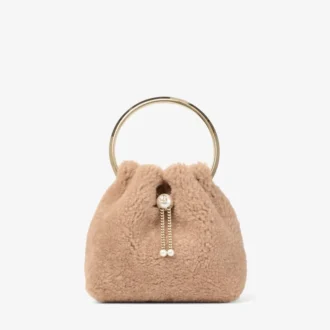 Bolso tipo cubo Bon Bon en color toffee con asa metálica