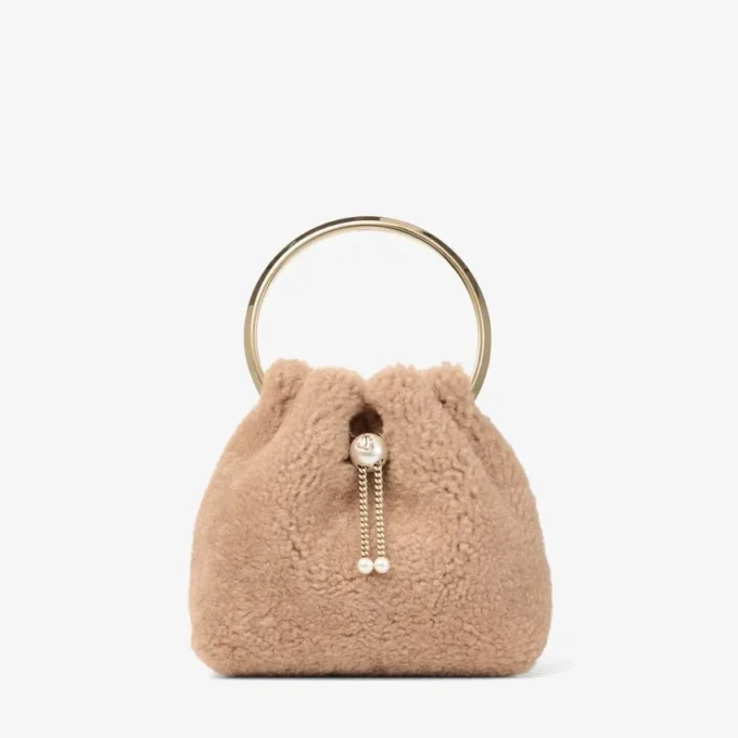 Bolso tipo cubo Bon Bon en color toffee con asa metálica