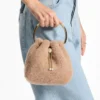 Bolso tipo cubo Bon Bon en color toffee con asa metálica