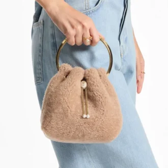 Bolso tipo cubo Bon Bon en color toffee con asa metálica