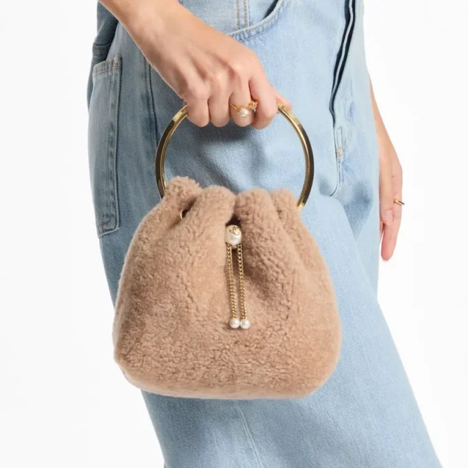 Bolso tipo cubo Bon Bon en color toffee con asa metálica