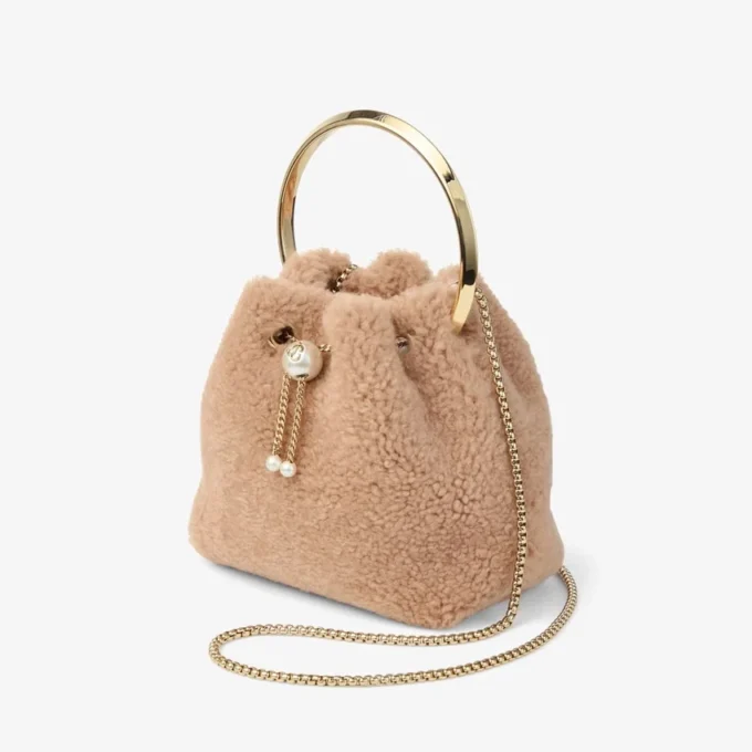 Bolso tipo cubo Bon Bon en color toffee con asa metálica