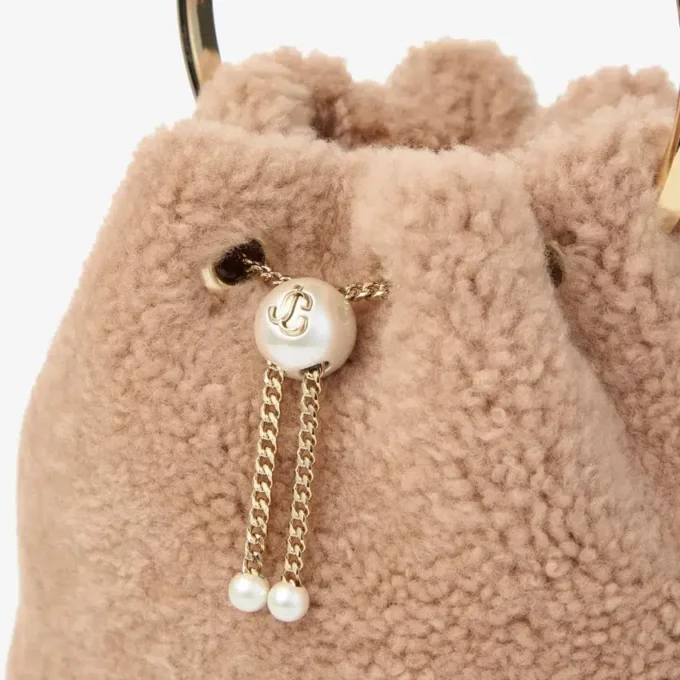 Bolso tipo cubo Bon Bon en color toffee con asa metálica