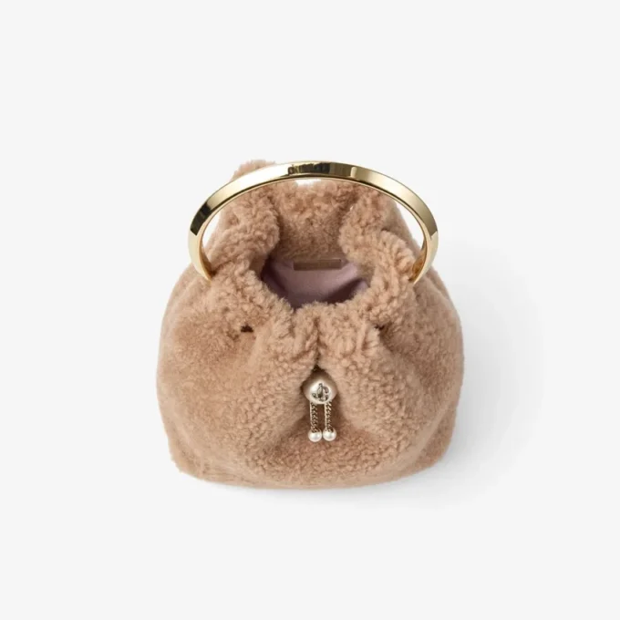 Bolso tipo cubo Bon Bon en color toffee con asa metálica