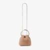 Bolso tipo cubo Bon Bon en color toffee con asa metálica