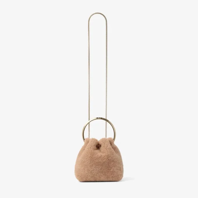 Bolso tipo cubo Bon Bon en color toffee con asa metálica