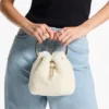 Bolso tipo cubo Bon Bon Natural con asa metálica Bolso tipo cubo Bon Bon Natural con asa metálica