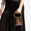 Bolso tipo cubo Bon Bon transparente en carey con asa esculpida Bolso tipo cubo Bon Bon transparente en carey con asa esculpida