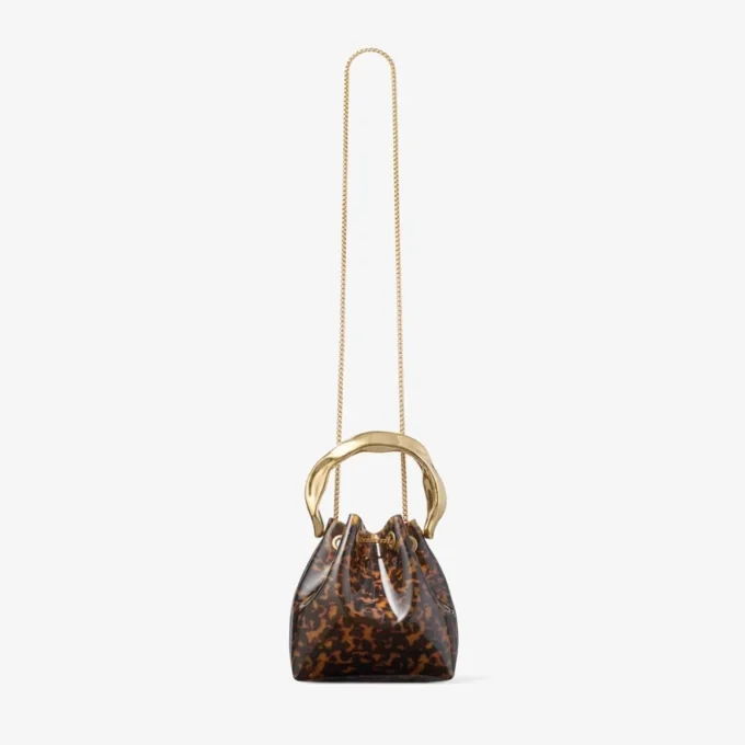 Bolso tipo cubo Bon Bon transparente en carey con asa esculpida Bolso tipo cubo Bon Bon transparente en carey con asa esculpida