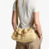 Bolso tipo cubo Cinch mediano de rafia con cuentas en tonos natural y capuchino y piel de becerro lisa