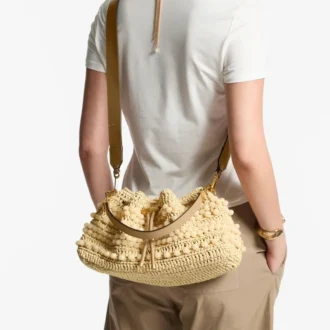 Bolso tipo cubo Cinch mediano de rafia con cuentas en tonos natural y capuchino y piel de becerro lisa
