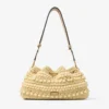 Bolso tipo cubo Cinch mediano de rafia con cuentas en tonos natural y capuchino y piel de becerro lisa