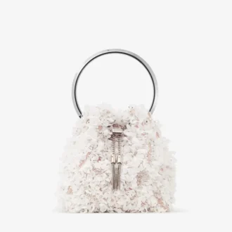 Bolso tipo cubo de satén marfil Bon Bon con bordado de pétalos