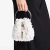 Bolso tipo cubo de satén marfil Bon Bon con bordado de pétalos Bolso tipo cubo de satén marfil Bon Bon con bordado de pétalos