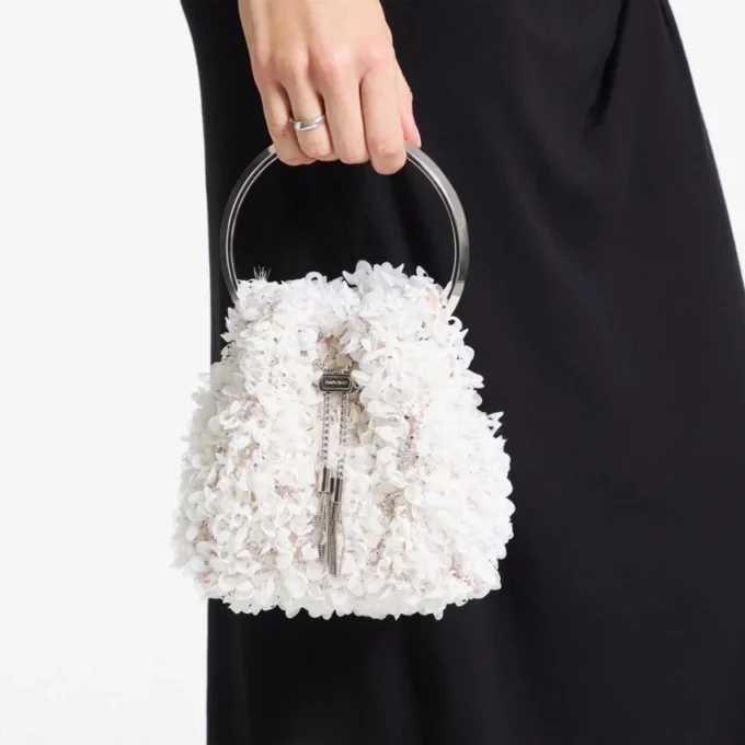 Bolso tipo cubo de satén marfil Bon Bon con bordado de pétalos Bolso tipo cubo de satén marfil Bon Bon con bordado de pétalos