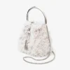 Bolso tipo cubo de satén marfil Bon Bon con bordado de pétalos Bolso tipo cubo de satén marfil Bon Bon con bordado de pétalos