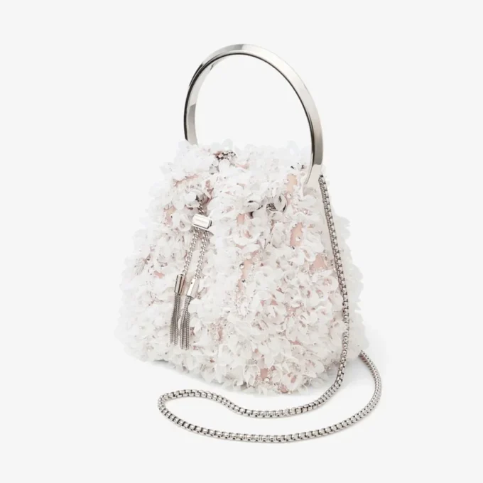 Bolso tipo cubo de satén marfil Bon Bon con bordado de pétalos Bolso tipo cubo de satén marfil Bon Bon con bordado de pétalos