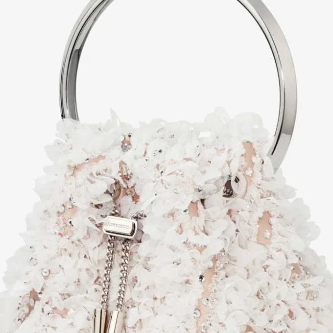 Bolso tipo cubo de satén marfil Bon Bon con bordado de pétalos Bolso tipo cubo de satén marfil Bon Bon con bordado de pétalos