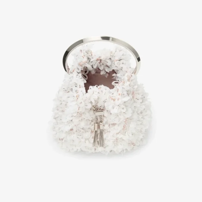 Bolso tipo cubo de satén marfil Bon Bon con bordado de pétalos Bolso tipo cubo de satén marfil Bon Bon con bordado de pétalos