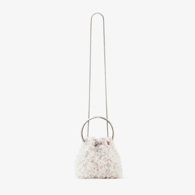 Bolso tipo cubo de satén marfil Bon Bon con bordado de pétalos Bolso tipo cubo de satén marfil Bon Bon con bordado de pétalos