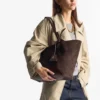 Bolso tote Diamond mediano de ante color café Bolso tote Diamond mediano de ante color café