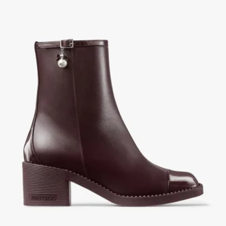 Botines Adry 60 de piel napa charol en color merlot intenso con charm de perla