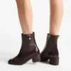 Botines Adry 60 de piel napa charol en color merlot intenso con charm de perla Botines Adry 60 de piel napa charol en color merlot intenso con charm de perla