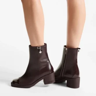 Botines Adry 60 de piel napa charol en color merlot intenso con charm de perla