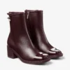 Botines Adry 60 de piel napa charol en color merlot intenso con charm de perla Botines Adry 60 de piel napa charol en color merlot intenso con charm de perla
