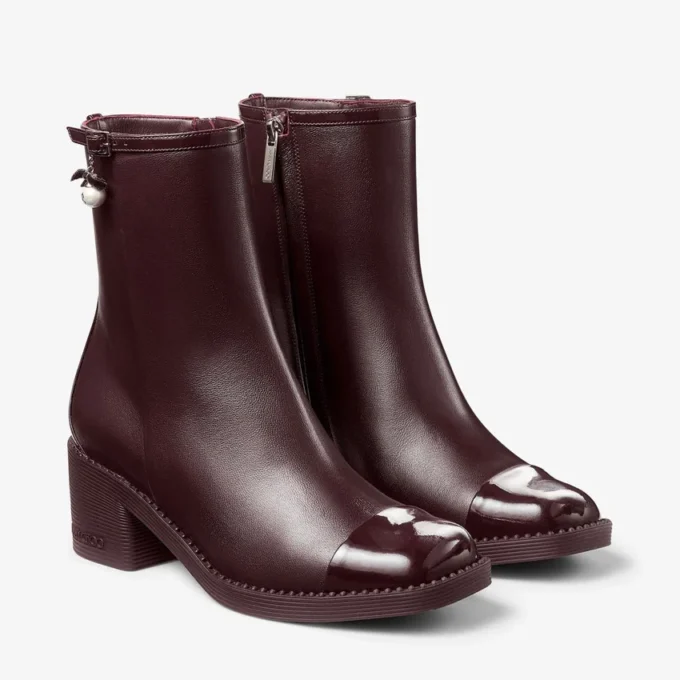 Botines Adry 60 de piel napa charol en color merlot intenso con charm de perla Botines Adry 60 de piel napa charol en color merlot intenso con charm de perla