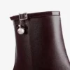 Botines Adry 60 de piel napa charol en color merlot intenso con charm de perla Botines Adry 60 de piel napa charol en color merlot intenso con charm de perla