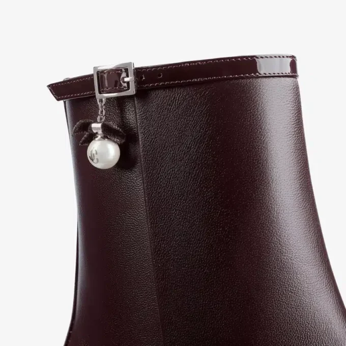 Botines Adry 60 de piel napa charol en color merlot intenso con charm de perla Botines Adry 60 de piel napa charol en color merlot intenso con charm de perla