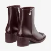 Botines Adry 60 de piel napa charol en color merlot intenso con charm de perla Botines Adry 60 de piel napa charol en color merlot intenso con charm de perla