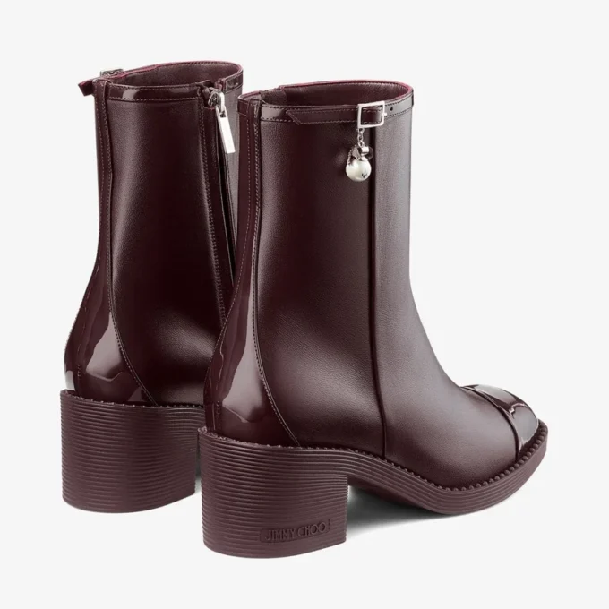 Botines Adry 60 de piel napa charol en color merlot intenso con charm de perla Botines Adry 60 de piel napa charol en color merlot intenso con charm de perla
