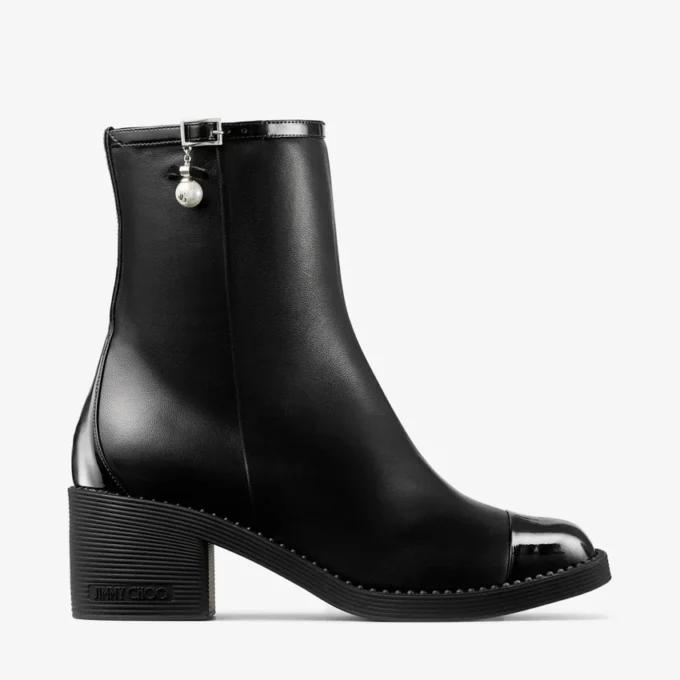 Botines Adry 60 en charol negro y piel napa con charm de perla Botines Adry 60 en charol negro y piel napa con charm de perla