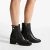 Botines Adry 60 en charol negro y piel napa con charm de perla Botines Adry 60 en charol negro y piel napa con charm de perla