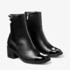 Botines Adry 60 en charol negro y piel napa con charm de perla Botines Adry 60 en charol negro y piel napa con charm de perla