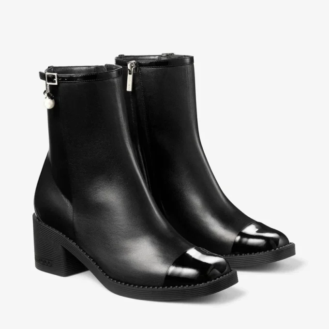 Botines Adry 60 en charol negro y piel napa con charm de perla Botines Adry 60 en charol negro y piel napa con charm de perla