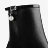 Botines Adry 60 en charol negro y piel napa con charm de perla Botines Adry 60 en charol negro y piel napa con charm de perla
