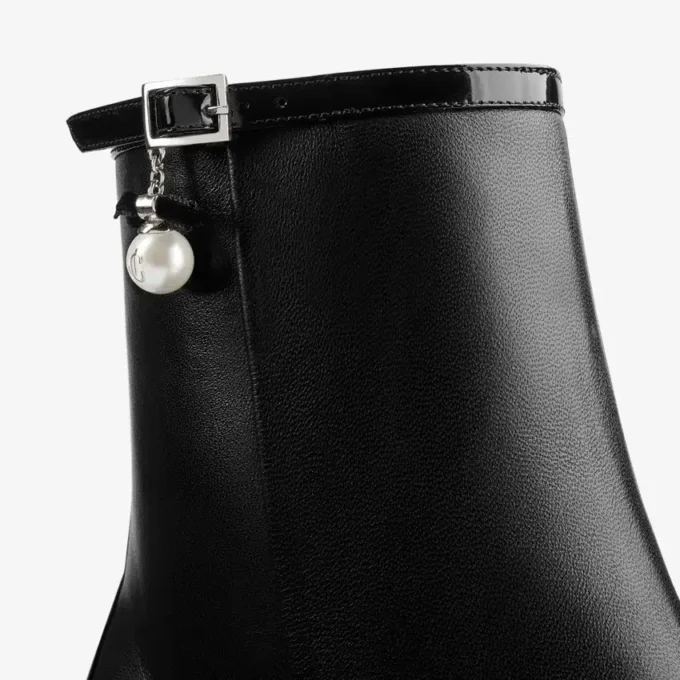 Botines Adry 60 en charol negro y piel napa con charm de perla Botines Adry 60 en charol negro y piel napa con charm de perla