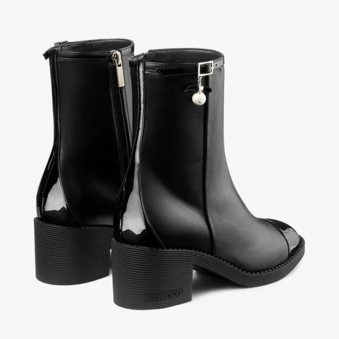 Botines Adry 60 en charol negro y piel napa con charm de perla Botines Adry 60 en charol negro y piel napa con charm de perla