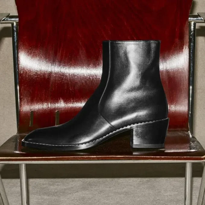 Botines Wilder de piel de becerro negra con detalles metálicos Botines Wilder de piel de becerro negra con detalles metálicos