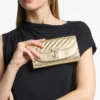 Cartera Curve con cadena Bolso de mano de piel metalizada acolchada en dorado brillante Cartera Curve con cadena Bolso de mano de piel metalizada acolchada en dorado brillante