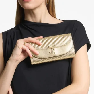 Cartera Curve con cadena Bolso de mano de piel metalizada acolchada en dorado brillante