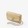 Cartera Curve con cadena Bolso de mano de piel metalizada acolchada en dorado brillante Cartera Curve con cadena Bolso de mano de piel metalizada acolchada en dorado brillante