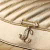 Cartera Curve con cadena Bolso de mano de piel metalizada acolchada en dorado brillante Cartera Curve con cadena Bolso de mano de piel metalizada acolchada en dorado brillante
