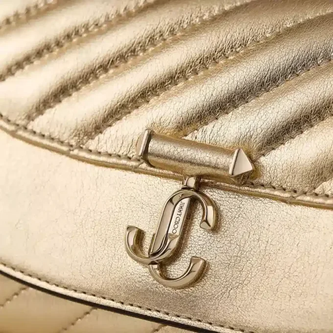 Cartera Curve con cadena Bolso de mano de piel metalizada acolchada en dorado brillante Cartera Curve con cadena Bolso de mano de piel metalizada acolchada en dorado brillante