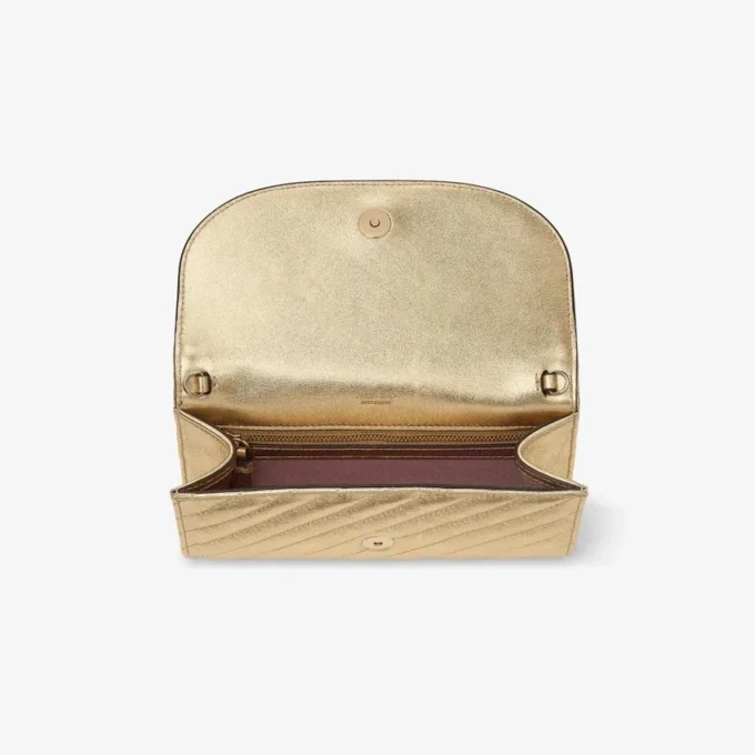 Cartera Curve con cadena Bolso de mano de piel metalizada acolchada en dorado brillante Cartera Curve con cadena Bolso de mano de piel metalizada acolchada en dorado brillante