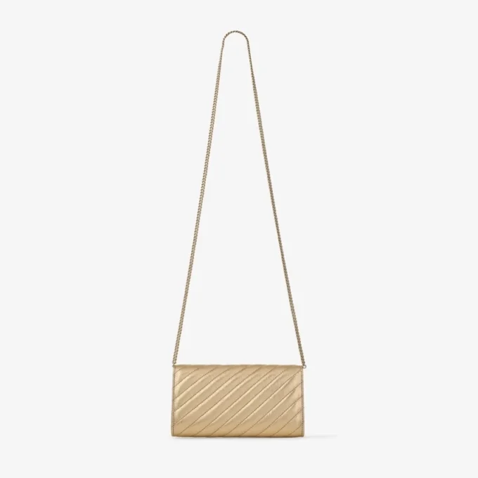 Cartera Curve con cadena Bolso de mano de piel metalizada acolchada en dorado brillante Cartera Curve con cadena Bolso de mano de piel metalizada acolchada en dorado brillante