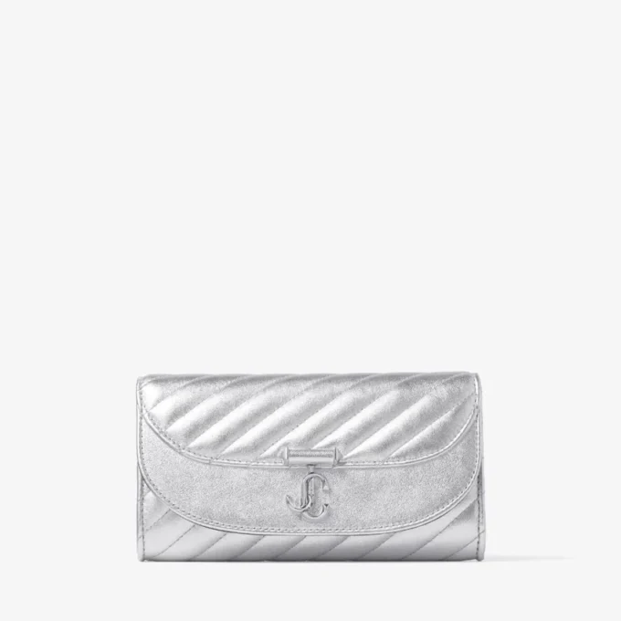 Cartera Curve con cadena Carteras de piel napa metalizada acolchada en color plata con cadena